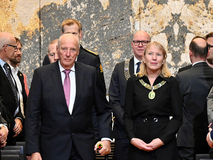 Kong Harald ble ledsaget av rektor Margareth Hagen da han ankom festforestillingen. Foto: Sven Gj. Gjeruldsen, Det kongelige hoff